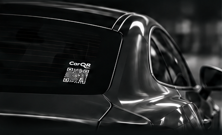 Задня частина автомобіля з білою наліпкою CarQR на склі